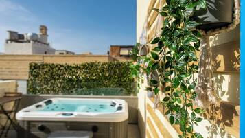 Superior Room, 1 Bedroom, Balcony, City View - 5th Floor (5A) | Jetted tub