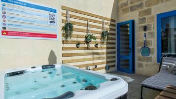 Superior Room, 1 Bedroom, Balcony, City View - 5th Floor (5A) | Terrace/patio