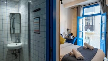 Deluxe Room, 1 Bedroom, Balcony, City View - 2nd Floor (2A) | Badkamer | Een douche, een regendouche, een haardroger, handdoeken