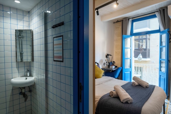 Deluxe Room, 1 Bedroom, Balcony, City View - 2nd Floor (2A) | Bathroom | Shower, rainfall showerhead, hair dryer, towels