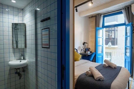 Ducha, cabezal de ducha tipo lluvia, secador de pelo, toallas