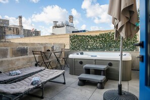 Superior Room, 1 Bedroom, Balcony, City View - 5th Floor (5A) | Terassi/patio