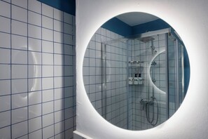 Superior Room, 1 Bedroom, Balcony, City View - 5th Floor (5A) | Bathroom | Shower, rainfall showerhead, hair dryer, towels