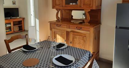 La petite maison de NiréMaison indépendante avec terrasse et cour privée