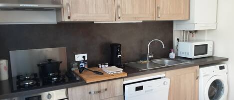 Réfrigérateur, four à micro-ondes, un four, surface de cuisson