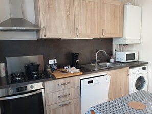 Kylskåp, mikrovågsugn, ugn och spishäll