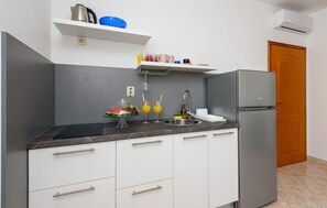 Refrigerador, parrilla de estufa y cafetera y tetera