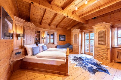 Alpines Juwel: Entspannung und Tradition im Ferienhaus Gipfelstürmer mit Pool