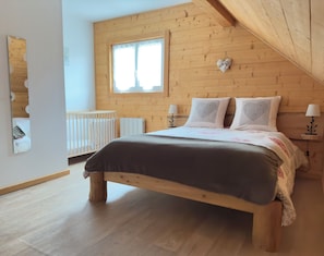 3 Schlafzimmer, Schreibtisch, Bügeleisen/Bügelbrett, Reisekinderbett