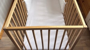 A wooden crib with a white mattress and a star-shaped pillow. - Climontaine Chalet with Jacuzzi - Vosges Mountains (Colroy-la-Roche)