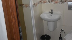 Chambre de base double ou avec lits jumeaux | Salle de bain