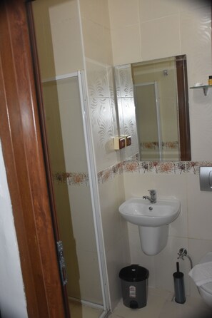 Dobbelt- eller tomannsrom – basic | Bad | Toalettartikler (inkludert) og hårføner