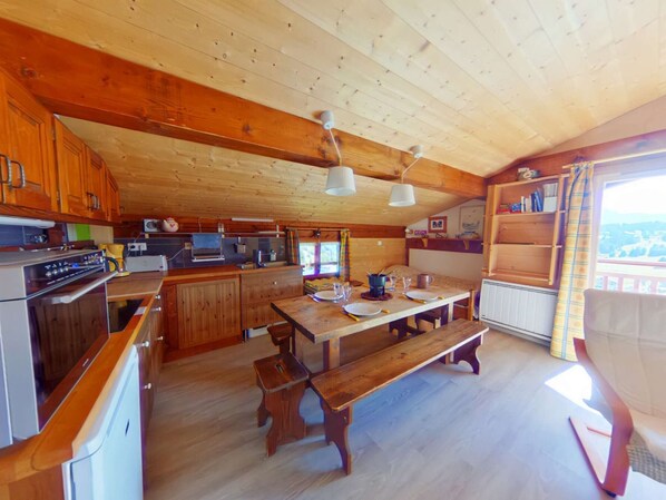 Kühlschrank, Mikrowelle, Herdplatte, Wasserkocher mit Kaffee-/Teezubehör