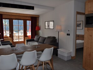 TV - Central Châtel apartment with balcony and pool access (Châtel)
