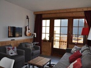 TV - Central Châtel apartment with balcony and pool access (Châtel)