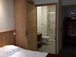 2 bedrooms, WiFi - Central Châtel apartment with balcony and pool access (Châtel)