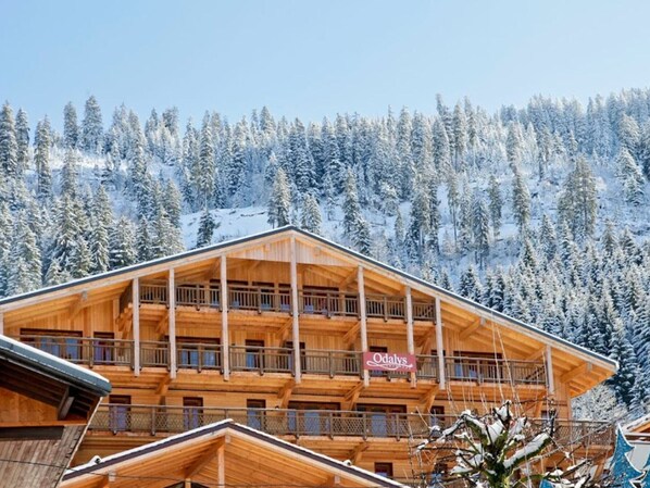 Exterior - Central Châtel apartment with balcony and pool access (Châtel)