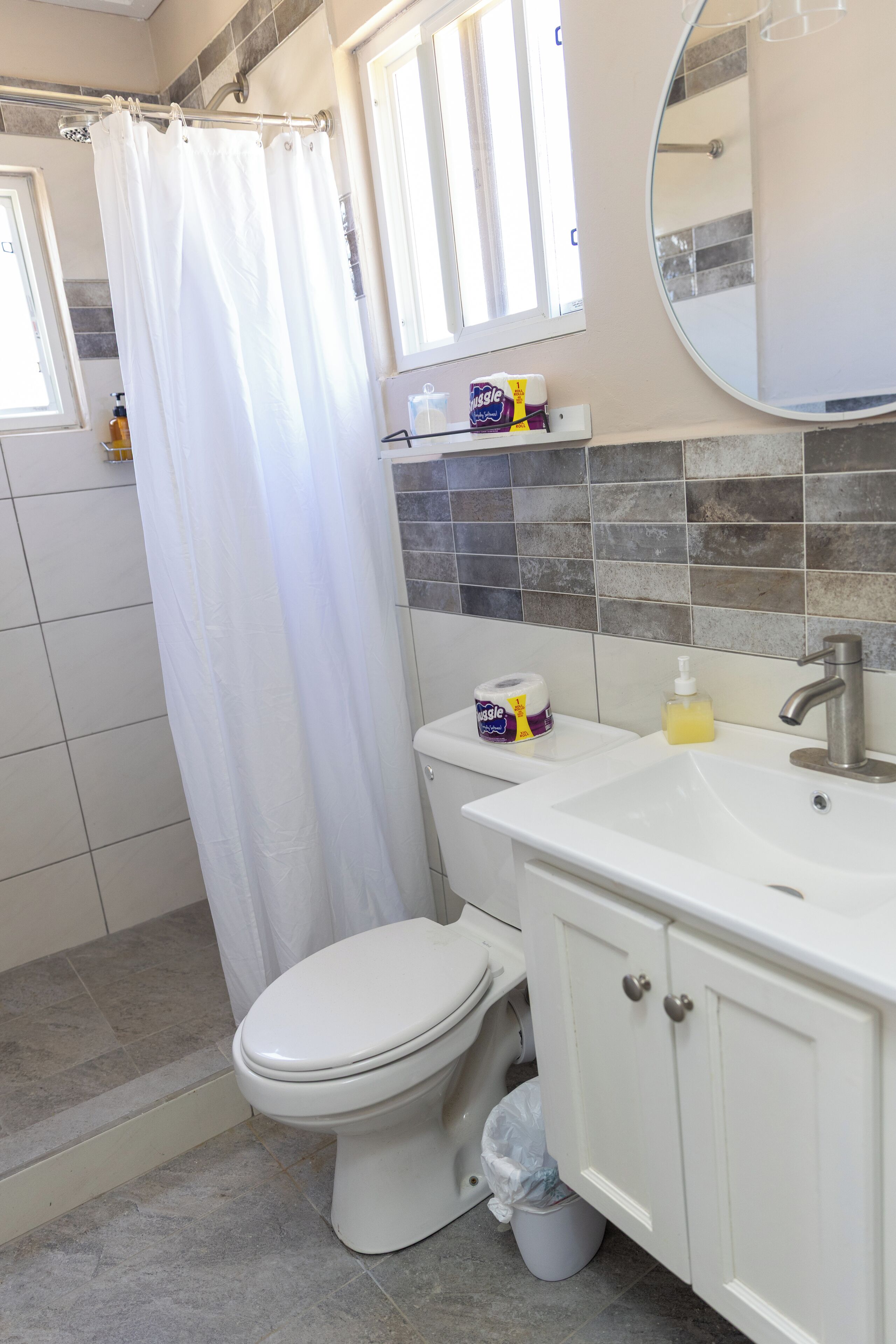 Familienapartment | Badezimmer | Dusche, Handtücher, Seife, Shampoo