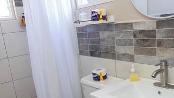 Familienapartment | Badezimmer | Dusche, Handtücher, Seife, Shampoo