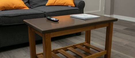 Standard-huoneisto | Oleskelualue | 32–tuumainen äly-TV, jossa digitaalikanavat