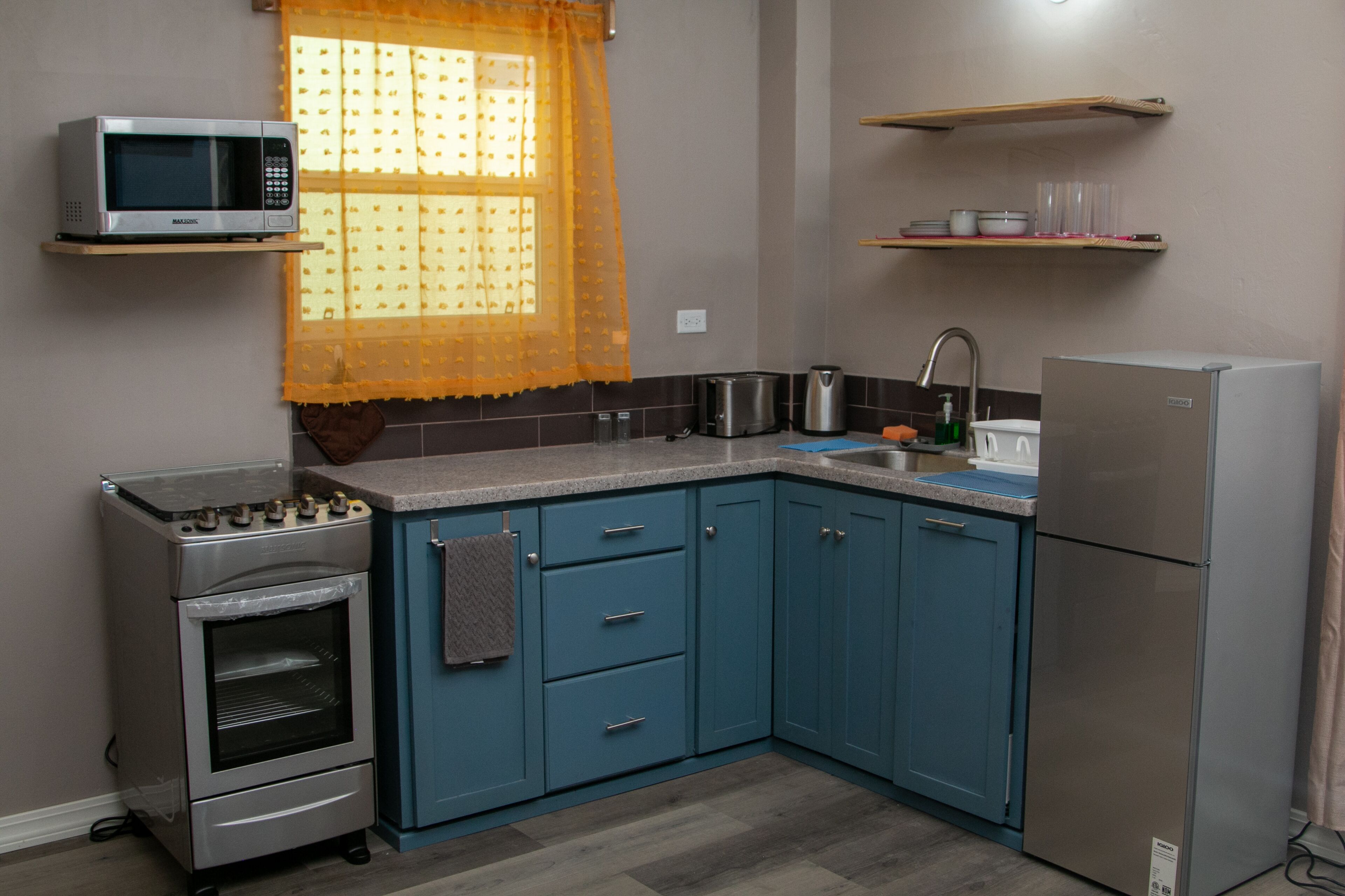 Standard Apartment | Private kitchen | Full-size fridge, microwave, oven, stovetop