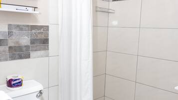 Basic Studio | Bathroom
