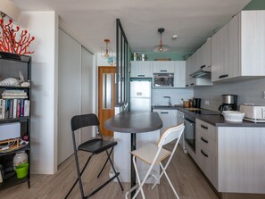 Kylskåp, mikrovågsugn, ugn och spishäll