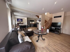 TV, fireplace, ping pong