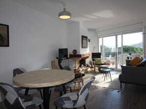 Télévision, cheminée