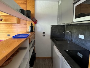 Fridge, dishwasher, coffee/tea maker, toaster