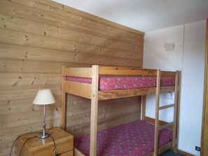 1 bedroom, WiFi - Functional apartment near slopes with balcony and pool access (Plagne Bellecôte)