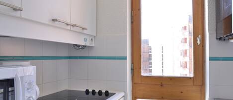 Réfrigérateur, four, lave-vaisselle, cafetière/bouilloire