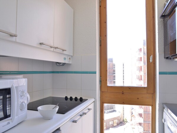 Fridge, oven, dishwasher, coffee/tea maker