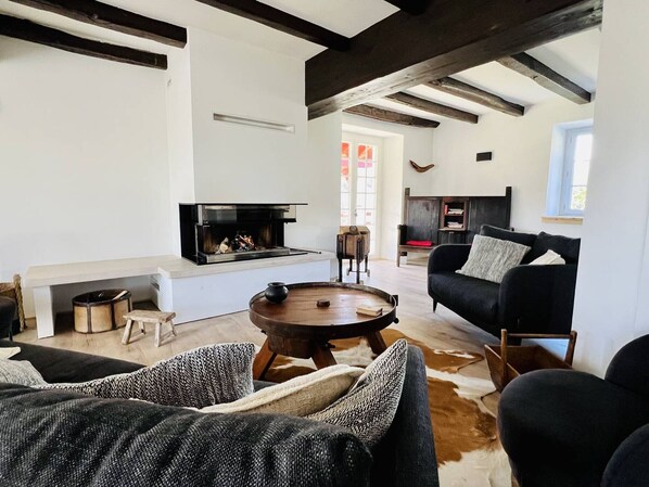 Televisión y chimenea 