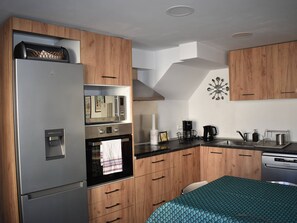 Kühlschrank, Mikrowelle, Ofen, Herdplatte