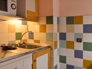 Fridge, microwave, dishwasher, coffee/tea maker