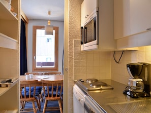 Fridge, dishwasher, coffee/tea maker, toaster