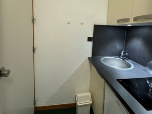 Fridge, microwave, coffee/tea maker, toaster - Cozy studio 2 pax, ski-in/ski-out, balcony, slope view (Belle Plagne)