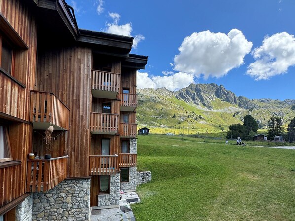 Exterior - Cozy studio 2 pax, ski-in/ski-out, balcony, slope view (Belle Plagne)