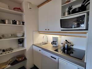 Cafetera y tetera, refrigerador, lavavajillas y tostadora