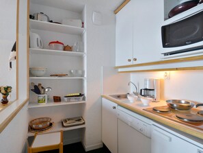 Jääkaappi, astianpesukone, kahvin-/teenkeitin, leivänpaahdin