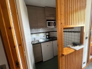 Fridge, microwave, dishwasher, coffee/tea maker
