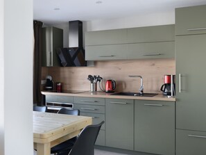 Fridge, oven, dishwasher, coffee/tea maker
