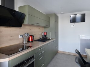 Fridge, oven, dishwasher, coffee/tea maker