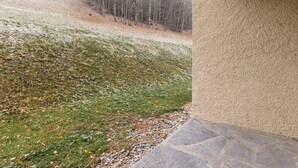 A stone pathway leading to a building with a beige exterior. - Spacious studio near slopes and center, pets allowed (La Plagne Montchavin Les Coches)