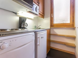 Fridge, oven, dishwasher, coffee/tea maker