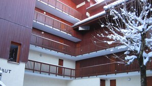 A multi-story building with balconies and a snow-covered ground. - Spacious studio near slopes and center, pets allowed (La Plagne Montchavin Les Coches)