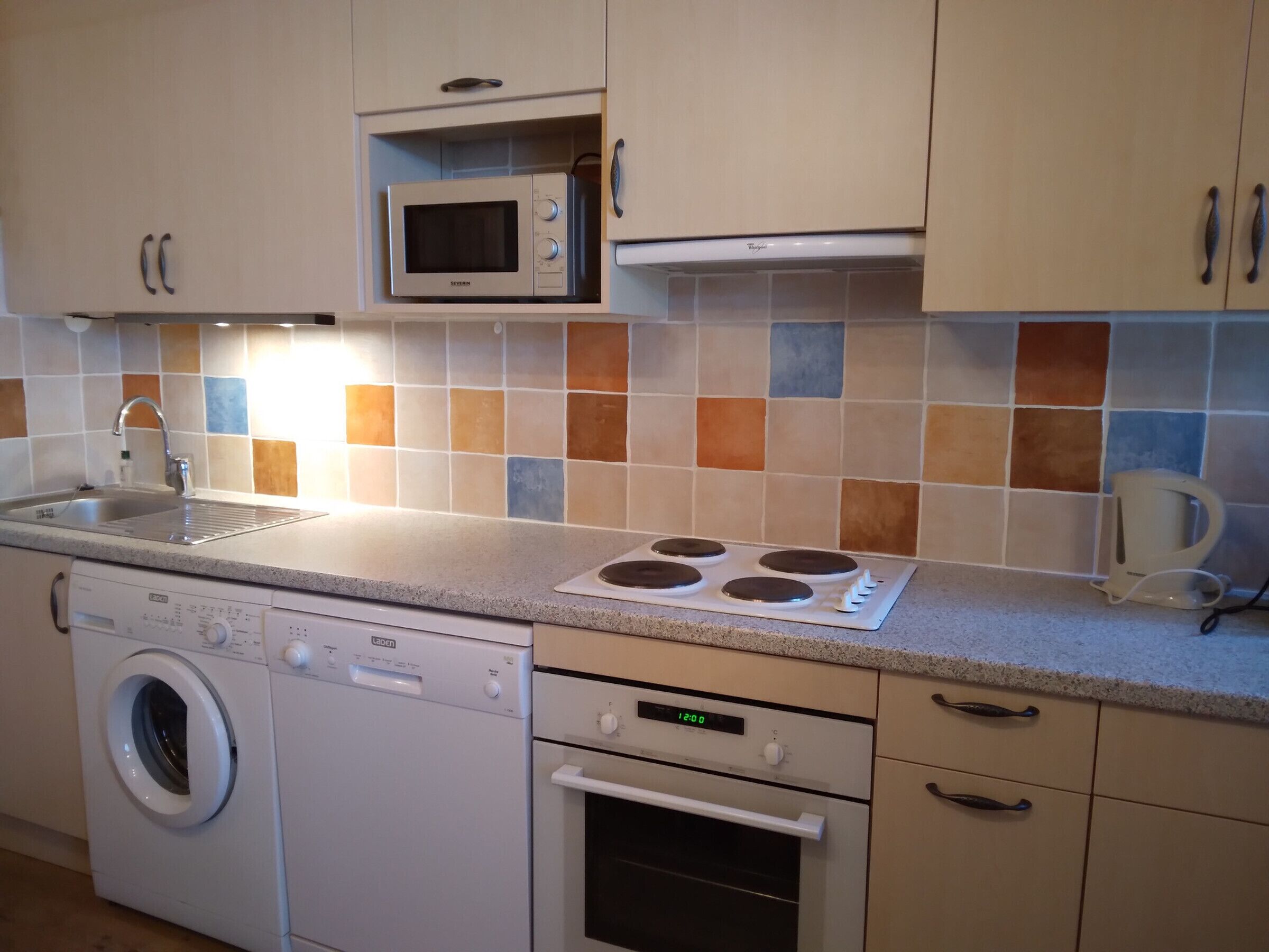 Frigorífico, microondas, horno y lavavajillas