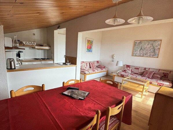 Interior - Ski-in/ski-out apartment for 8, pets allowed (Belle Plagne)