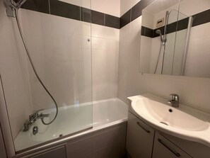 Bathroom - Spacious divisible studio on slopes with balcony (Plagne Bellecôte)